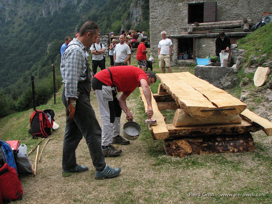 festaBeita 137.jpg - Dopo la merenda all'anguria...si fa sera; Marco 'battezza' il neonato grande tavolone con il pregnante protettivo